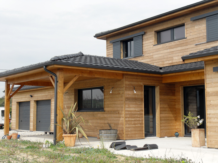 Maison ossature bois avec fenêtres aluminium